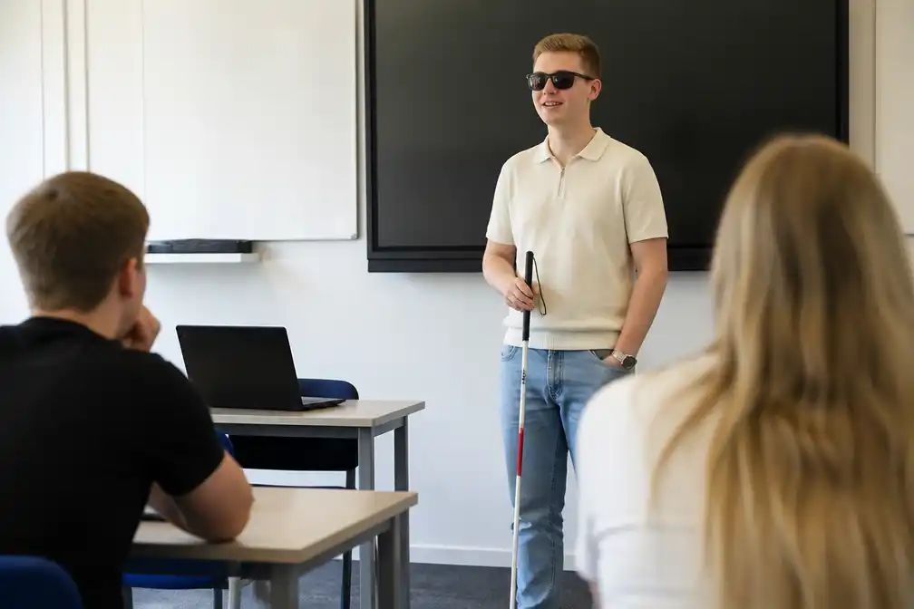 Blinde docent in opleiding Djan van der Kraan (20) geprezen door mbo-studenten