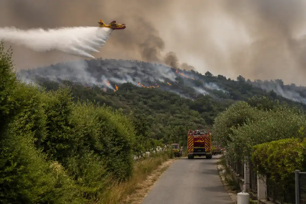 Natuurbranden in Zuid-Frankrijk leiden tot evacuatie van tientallen dorpen