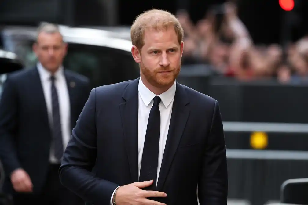 Prins Harry arriveert in VK, bezoekt première in afwachting van rechtszaak