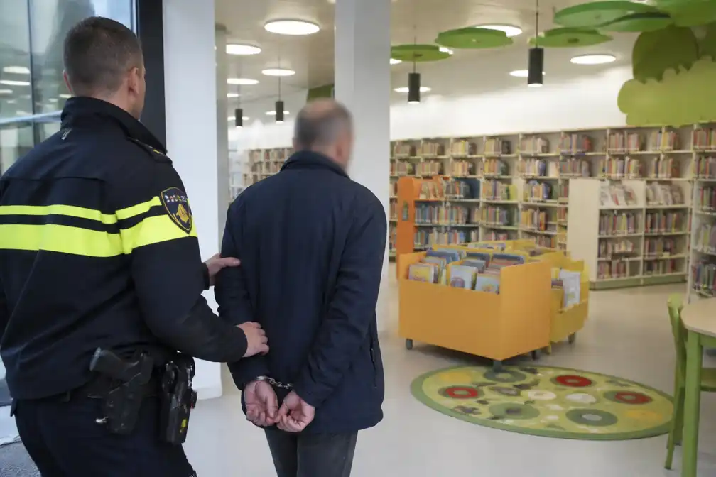 Man die mottenballen in kinderhoek bibliotheek legde blijft langer vast voor psychiatrisch onderzoek