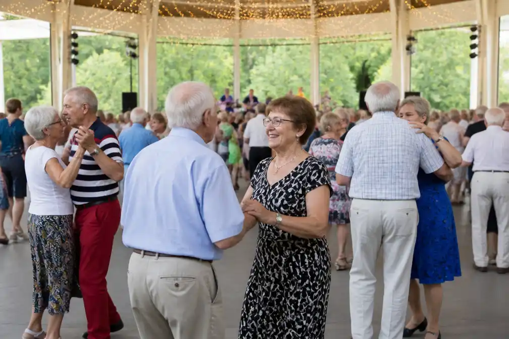 Honderden senioren dansen op vijfde Zomerbal in Brussel