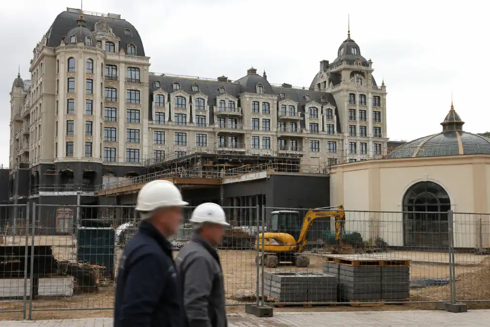 Bouwer Grand Hotel Efteling opnieuw failliet, 180 banen weg