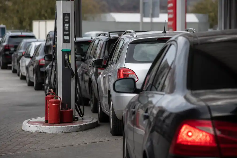 Brandstoftekorten in Rusland verergeren door Oekraïense raffinaderij-aanvallen, staatstelevisie meldt geen benzine