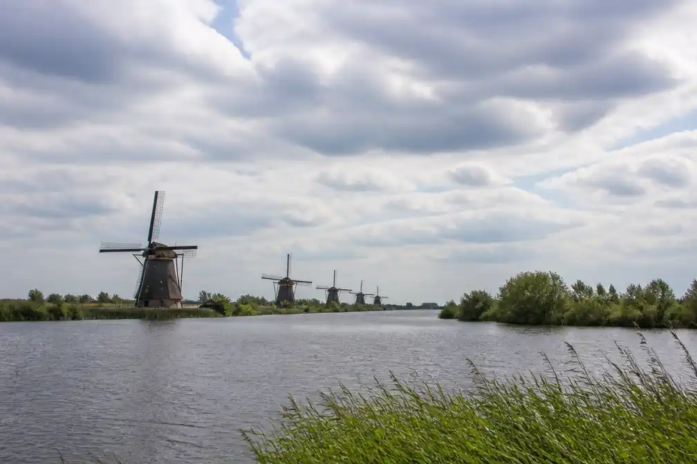 Woensdag bewolkt, daarna tropische hitte in zuiden