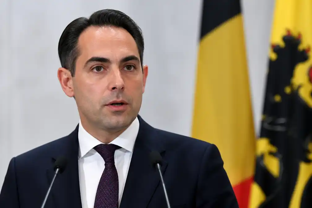 Vlaams Belang plaatst AI-foto en verwart politicus met Poolse premier