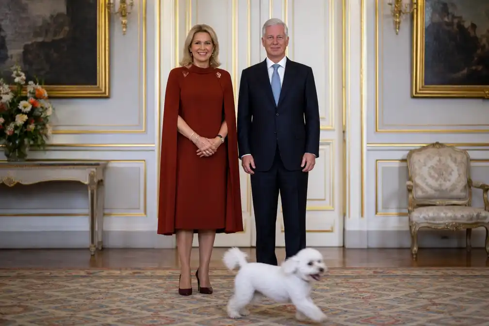 Poedel Mambo steelt de show tijdens fotoshoot van koningin Máxima met JPMorgan-topman