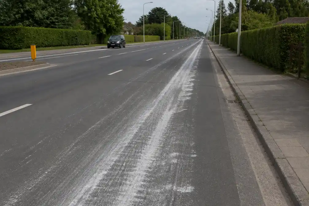 Verfspoor van 1,5 km op Brugse Steenweg in Uitkerke blijkt moeilijk te verwijderen