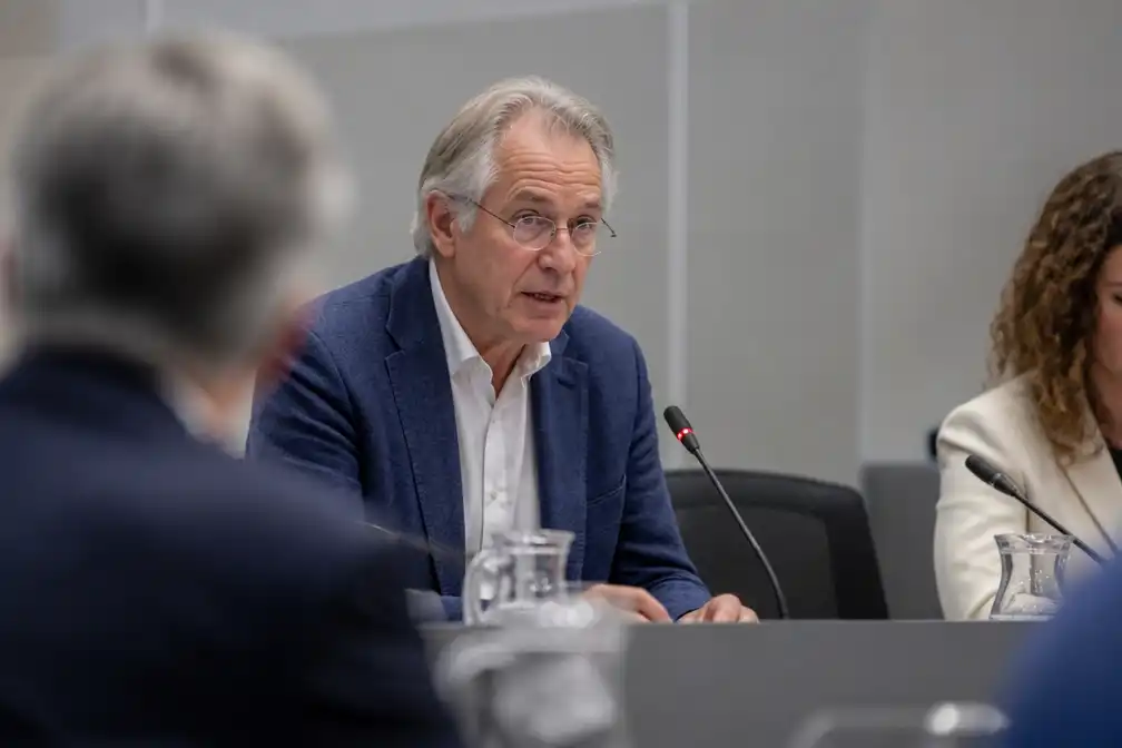 Maurice de Hond noemt in verhoor coronacommissie veel maatregelen 'onzin'