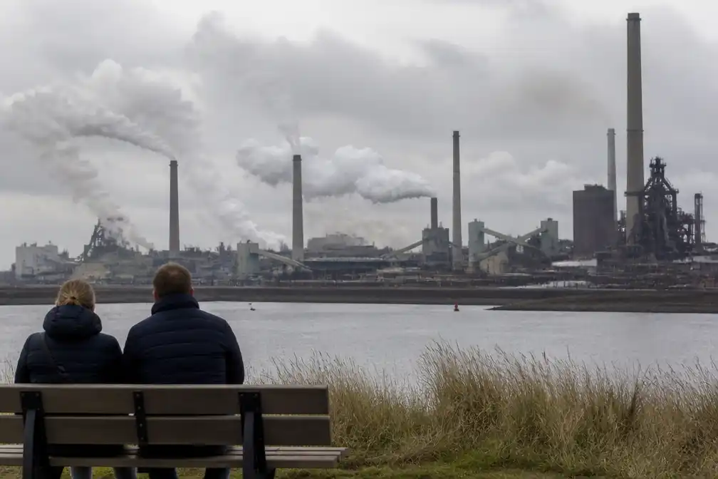 Tata Steel voor de rechter wegens bewuste vervuiling; vragen over straf en staalproductie