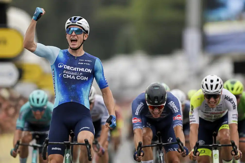 Olav Kooij boekt eerste Tour de France-ritzege in massasprint in Pau