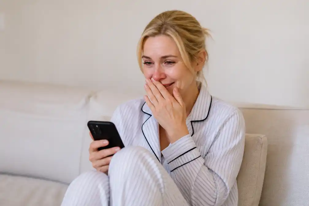Rhea Seehorn huilt in pyjama om Emmy-nominatie voor Apple TV+-serie Pluribus