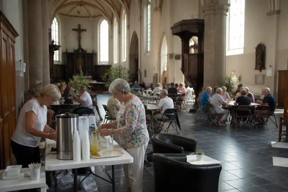 Vrijwilligers maken kerk in Grimde tot koelplek tijdens hittegolf