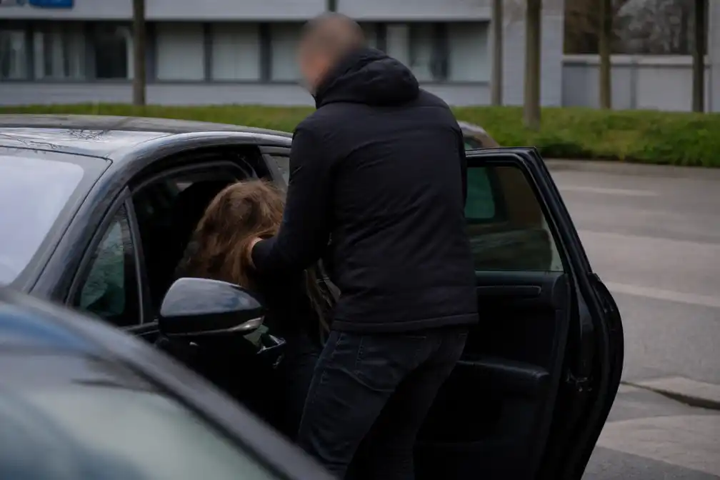 Nederlands uitzendbureau in verlegenheid gebracht door video van mishandeling in bedrijfsauto