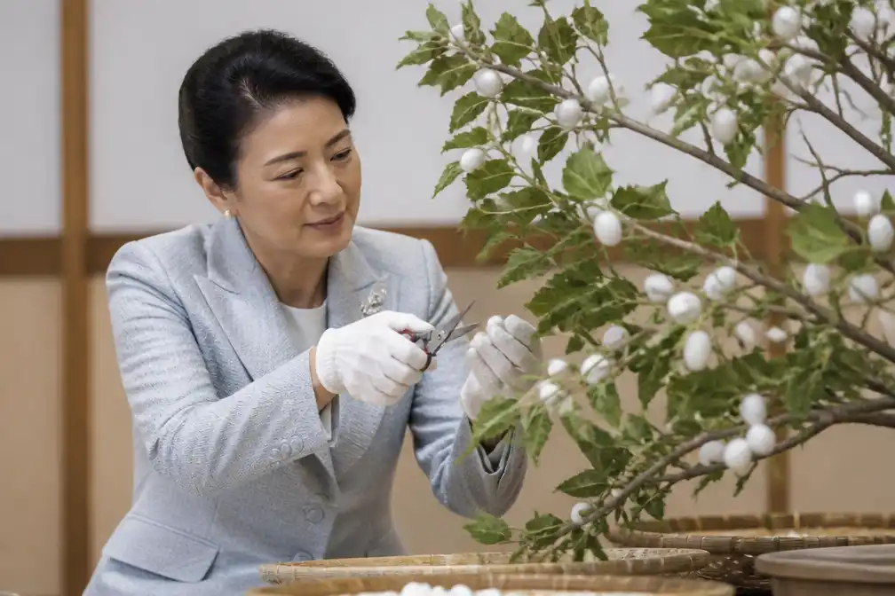 Keizerin Masako van Japan oogst zijderupscocons op keizerlijk terrein