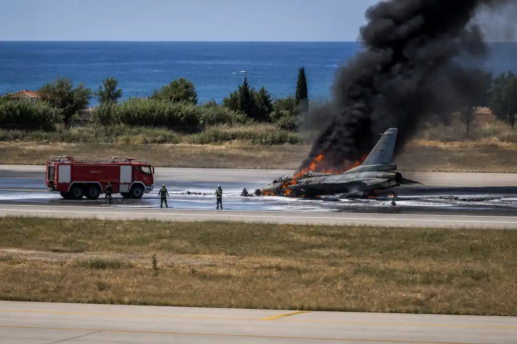 Griekse F-16 straaljager maakt noodlanding en vat vlam op luchthaven Zakynthos
