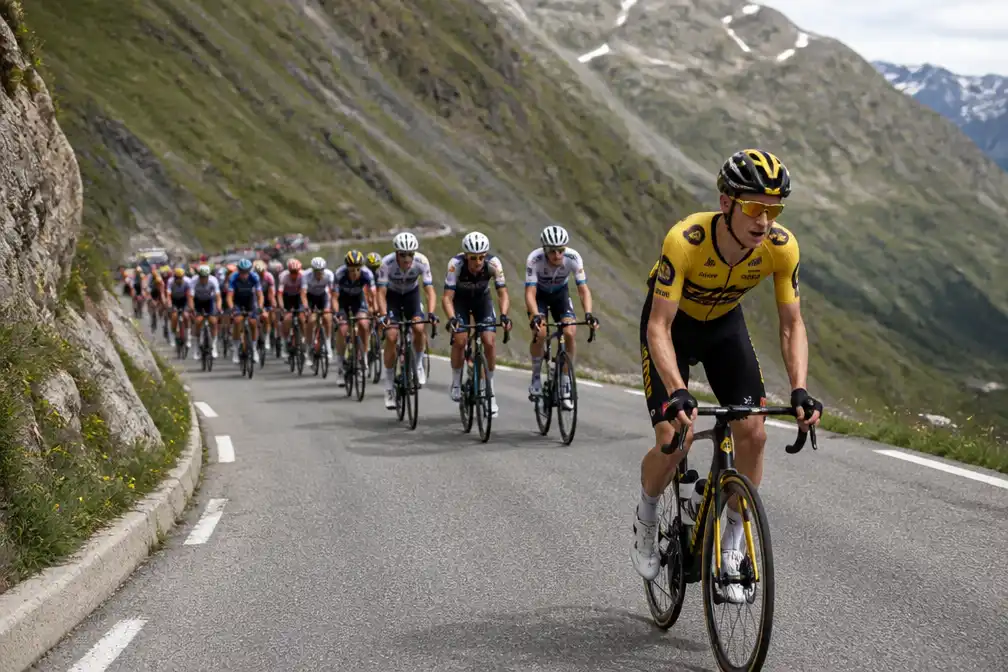 Huub Artz zakt weg uit vlucht in bergrit Tour de France