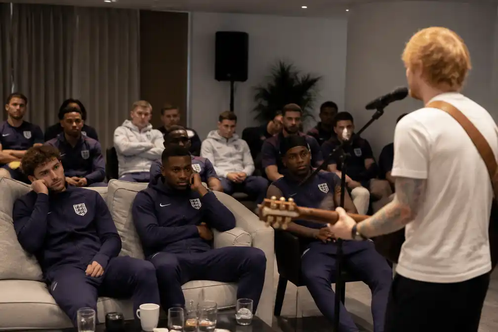 Ed Sheeran geeft privéconcert voor Engelse spelers; team kijkt met tegenzin