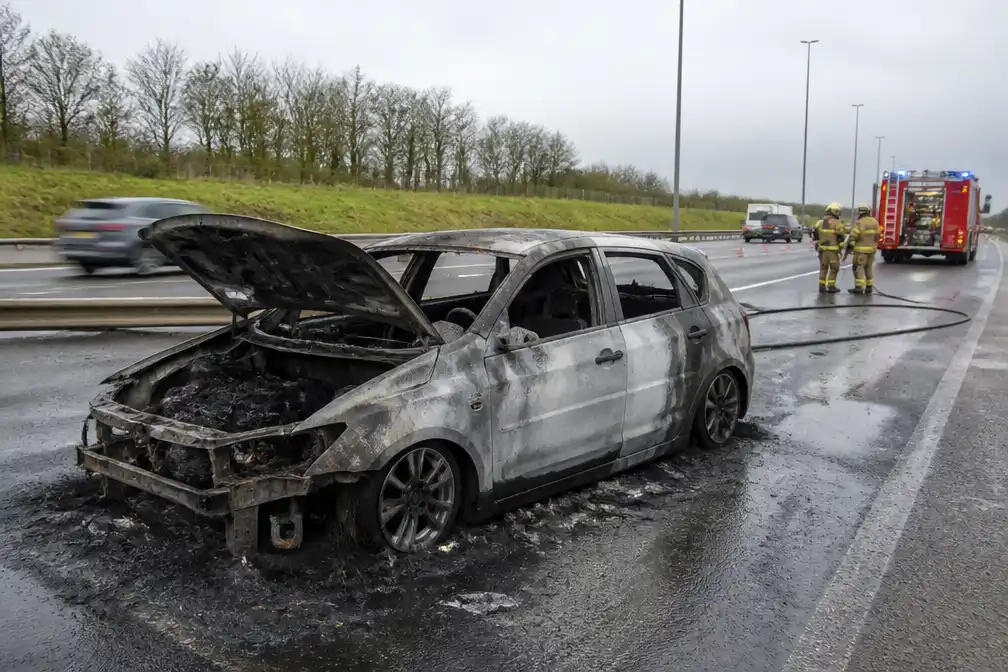 Luc (72) ontkomt aan vuurzee op N36 in Bavikhove, auto volledig uitgebrand