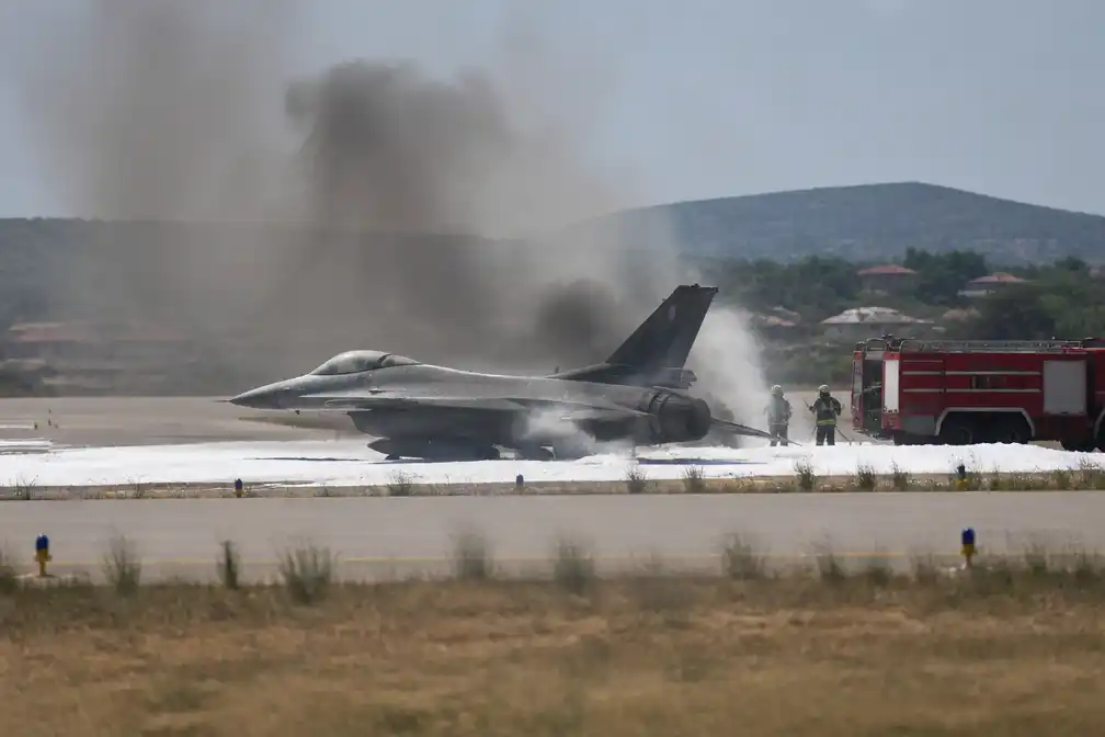 Griekse F-16 vliegt in brand en maakt noodlanding op Zakynthos; piloot overleeft