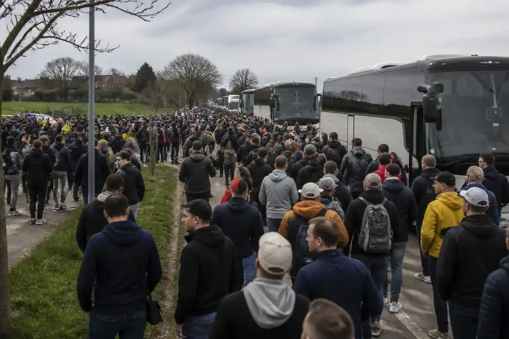 Ronde van Vlaanderen zet extra privébussen in na chaotische uittocht