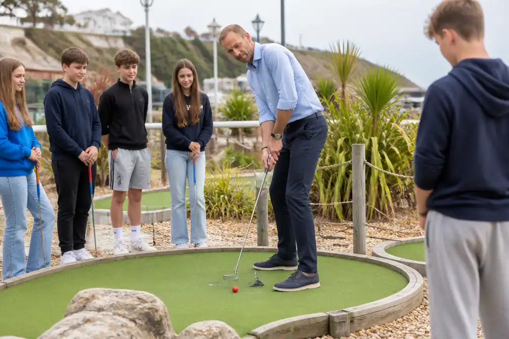 Prins William speelt midgetgolf met tieners in Hastings