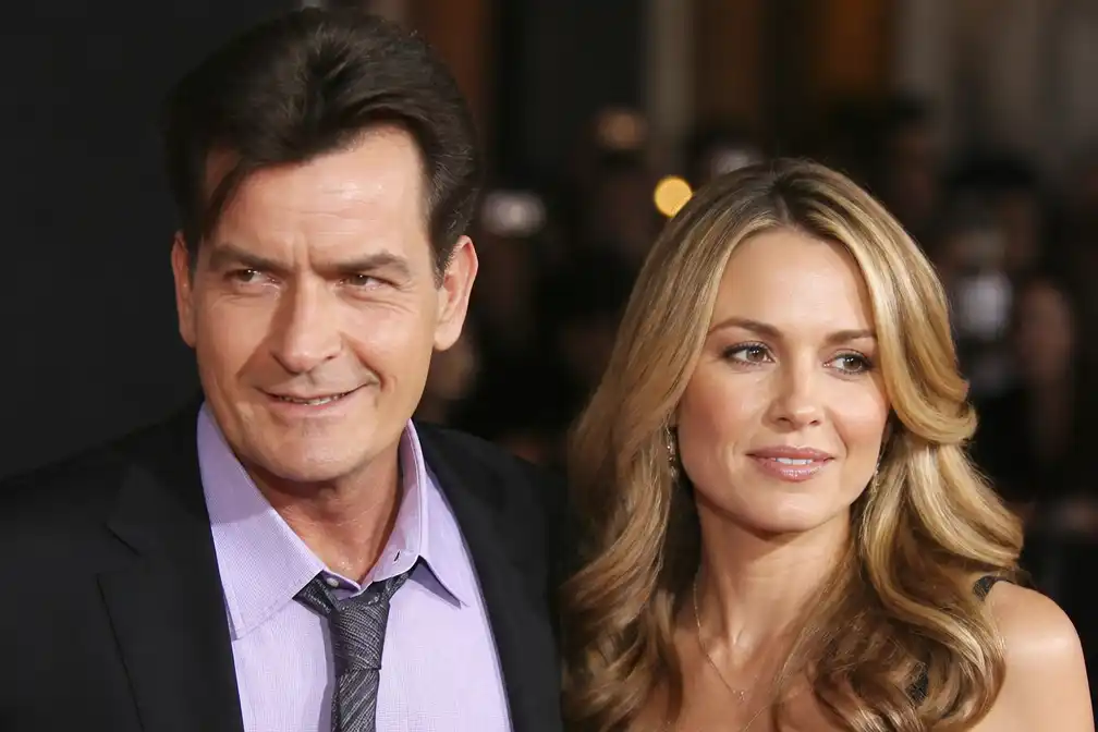 Charlie Sheen betaalt 500.000 dollar in alimentatieschikking met ex-vrouw Brooke Mueller
