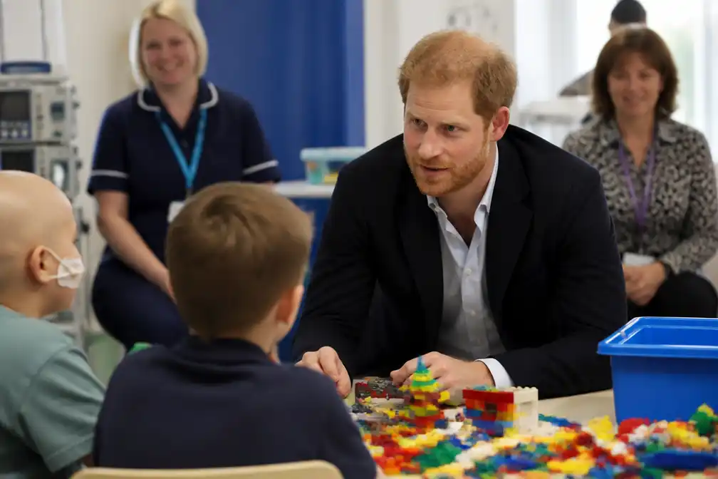Prins Harry onthult LEGO-obsessie van zoon Archie tijdens ziekenhuisbezoek