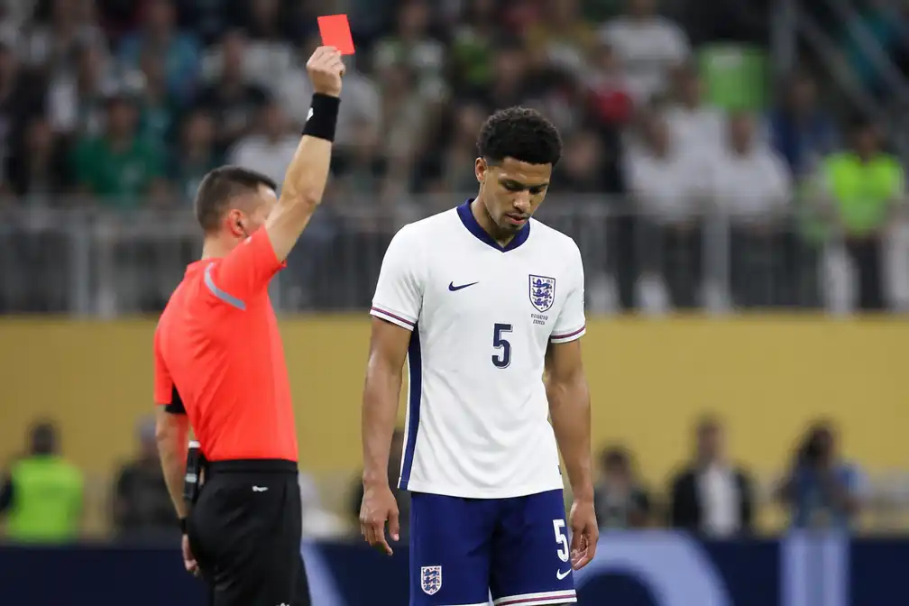 Engelse verdediger Quansah twee duels geschorst na rood
