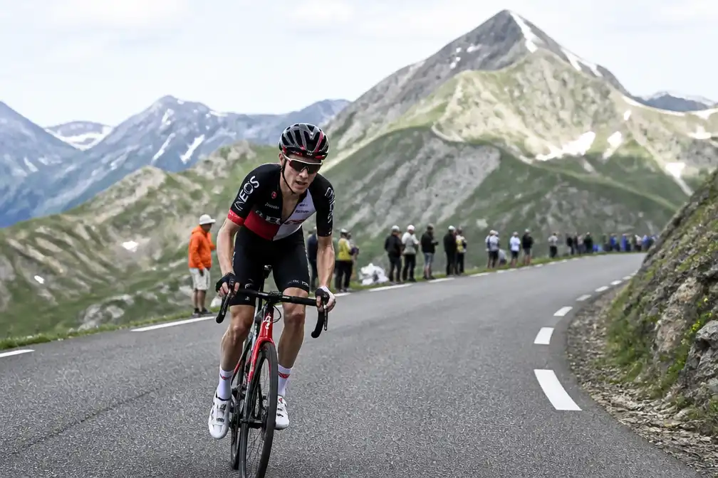 Arensman bergt klassementsambities op na zware bergrit Tour