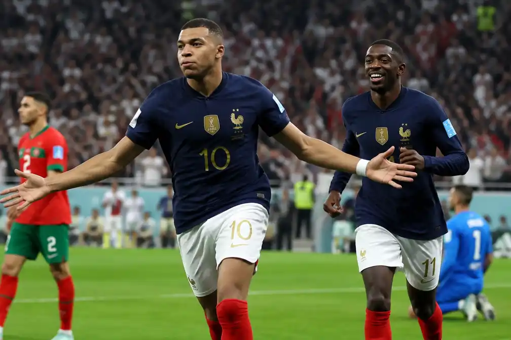 Mbappé scoort en geeft assist, Frankrijk verslaat Marokko en bereikt WK-halve finales