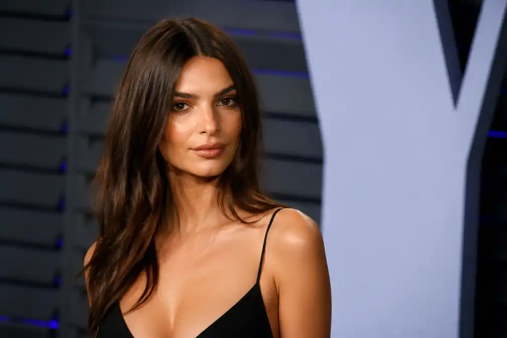 Emily Ratajkowski tekent miljoenencontract voor boek 'Mother F*cker'