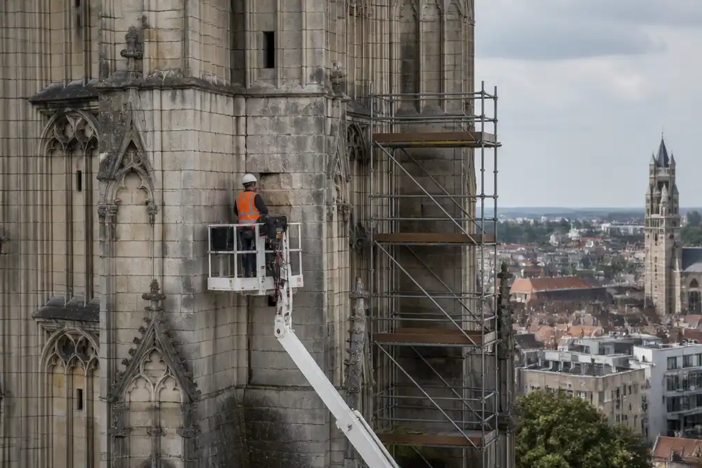 Mechelen herstelt tijdelijk kleine beschadigingen aan Sint-Romboutstoren