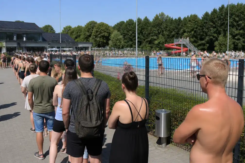 Hasselt voert verplichte online reservering in voor niet-inwoners aan zwembad Kapermolen