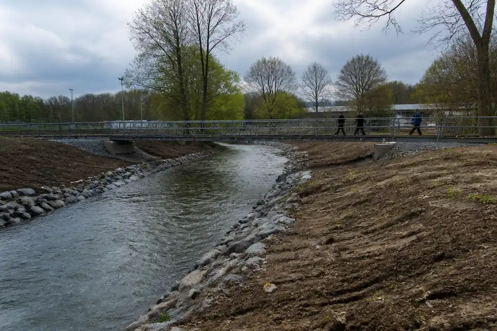 Herk stroomt weer door Alken Vallei; tijdelijke brug open voor voetgangers
