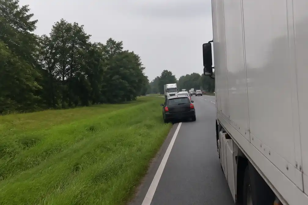 Vrachtwagenchauffeur filmt gevaarlijke bestuurder die graskant wordt ingedreven in Dendermonde
