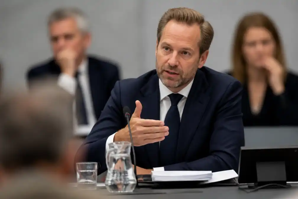 De Jonge: regionale coronaleer was 'verkeerde les'
