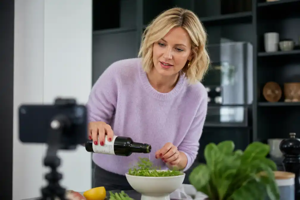 Vlaamse mediawaakhond waarschuwt tv-kok Sofie Dumont voor verborgen reclame