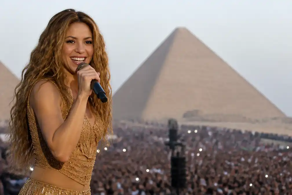 Shakira treedt na 20 jaar weer op bij Egyptische piramides