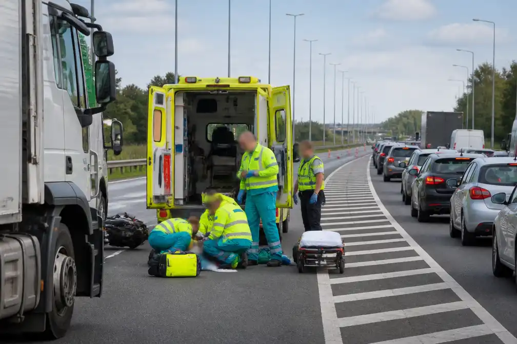 Motorrijder zwaargewond bij aanrijding met vrachtwagen in Oostende, ochtendfile