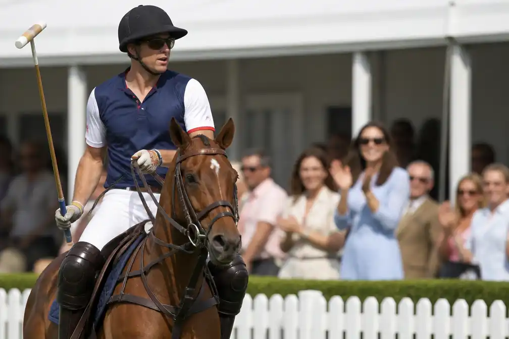 Prins William wint polowedstrijd tijdens zeldzaam bezoek van broer Harry