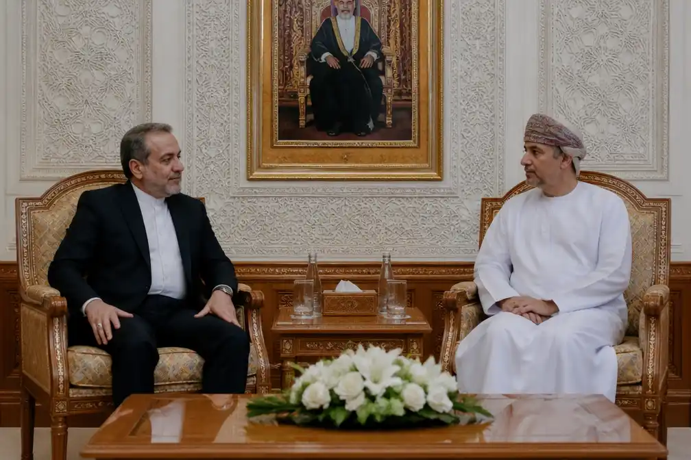 Iran herbouwt nucleaire installaties, ontkent gesprekken met VS; minister naar Oman over Straat van Hormuz