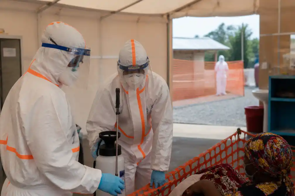 Amerikaanse hulpverlener besmet met ebola in Congo, ziekenhuispersoneel protesteert om salaris
