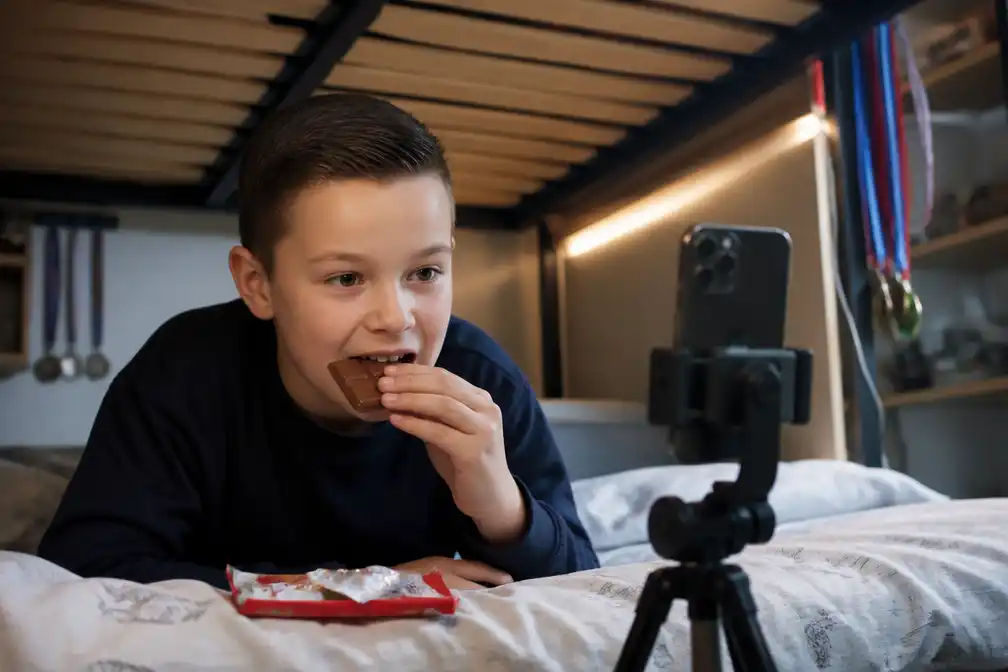10-jarige foodfluencer uit Ridderkerk trekt honderdduizenden kijkers, maar mag zelf niet op TikTok