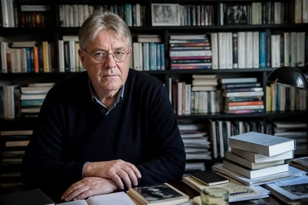 Biograaf Arie Pos stapt op bij De Bezige Bij om schrappen 'homokroeg' in biografie Gerrit Komrij