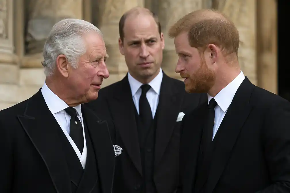 Charles ziet Harry en kleinkinderen na vier jaar, maar William ontbreekt