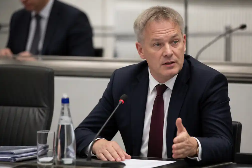 Minister Beenders: Banken moeten wet respecteren na phishing-arrest