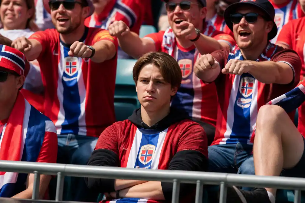 Noorse fan weigert mee te doen aan Viking Row op WK, gaat viraal