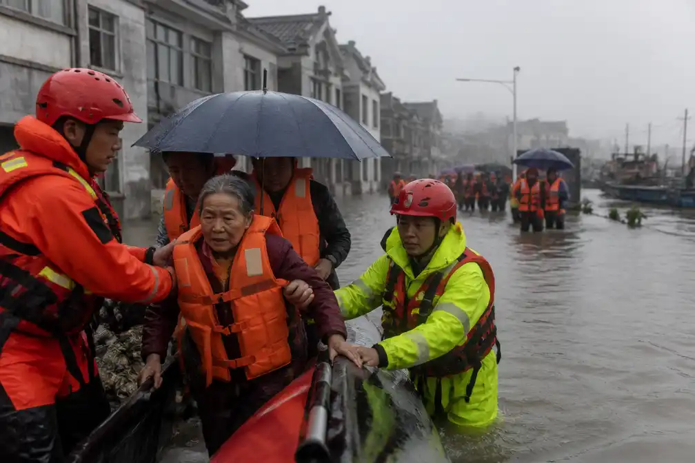 China evacueert 1,8 miljoen mensen als tyfoon Bavi aan land komt