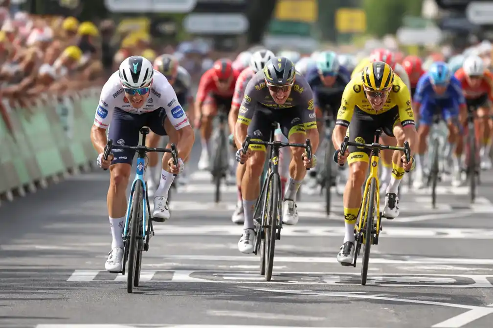 Olav Kooij derde in achtste etappe Tour de France, Tim Merlier wint