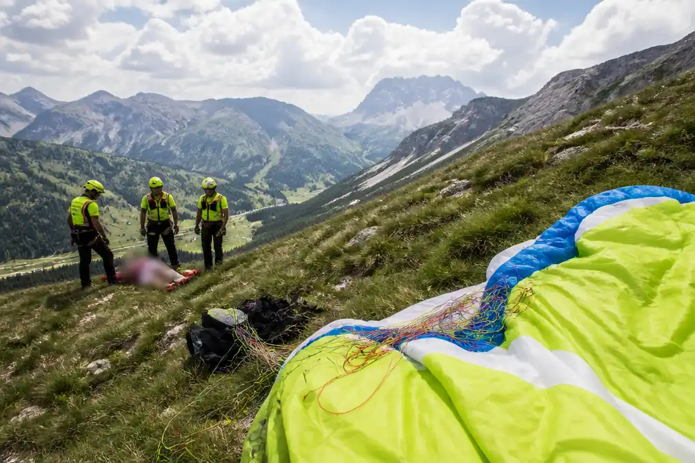 Paragliderpiloot omgekomen bij crash in Zuid-Tirol, passagier ongedeerd